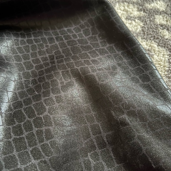 Express Black Textured Leggings - Picture 4 of 6